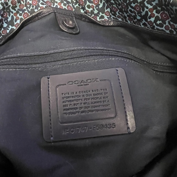 COACH Ranch Floral Nylon &
Navy Blue
Pebble Leather Tote Bag - Picture 4 of 6